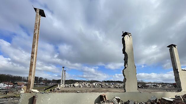Der  Abriss der Geb&auml;ude der  ehemaligen Philipp Vorndran Holzwerke hat l&auml;ngst begonnen. Foto: Sebastian Schmitt