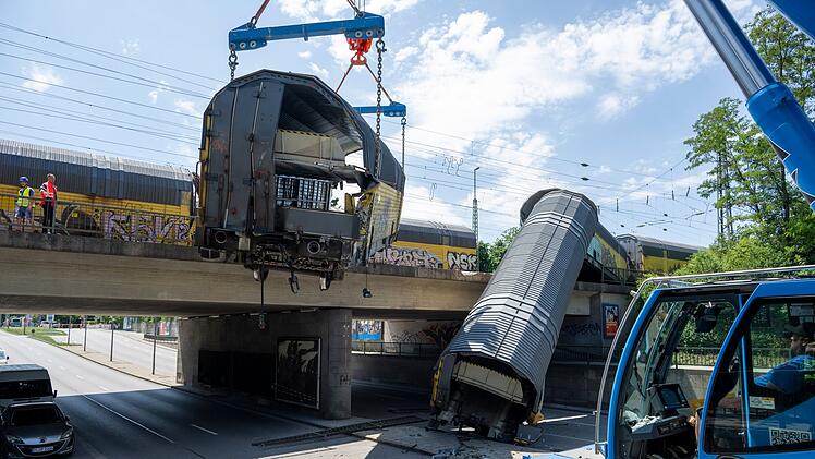 Nach dem Absturz zweier G&uuml;terzug-Waggons von einer Br&uuml;cke