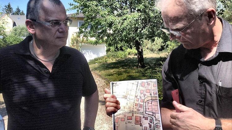 Große Pläne, kleine Pläne: Gerhard Zedler (r.) erklärt Stadtrat Thomas Werner (CSU) einen Bauplan für ein Wohnhaus. Foto: NP