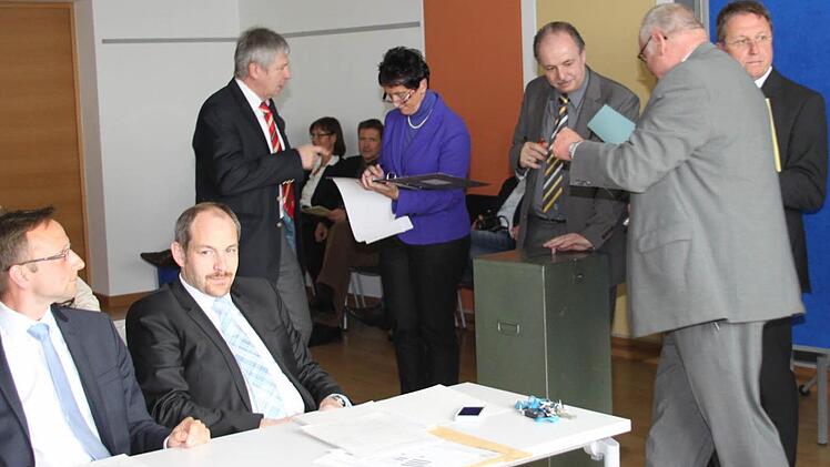 Bei der Wahl des Landrat-Stellvertreters wird geheim gewählt - Dieter Adam (Zweiter von rechts) macht den Anfang.