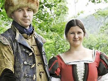 Am liebsten zeigt sich die Familie Vadász-Hain in Gewändern nach dem Vorbild der Renaissance (oben).  Fotos: privat