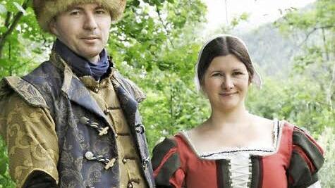 Am liebsten zeigt sich die Familie Vadász-Hain in Gewändern nach dem Vorbild der Renaissance (oben).  Fotos: privat