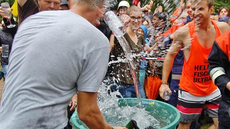 Einer der Wettbewerbe, die es für Bad Bocklet zu bestehen galt, war mit viel Wasser verbunden. Beim letzten Maßkrug voll Wasser schwappte das 310-Liter-Fass über. Foto: Archiv/Sigismund von Dobschütz