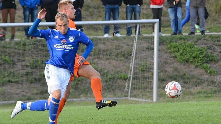 VfB-Stürmer Tobias Sesselmann (vorne) rackete unermüdlich und gehörte zu den besten Metzdorfern. Hinter ihm Patrick Werther.