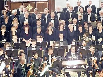 Die Sänger und Musiker füllten den Altarraum von St. Magdalena aus. Foto: Manfred Welker
