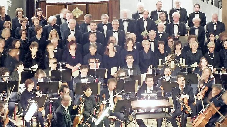 Die Sänger und Musiker füllten den Altarraum von St. Magdalena aus. Foto: Manfred Welker
