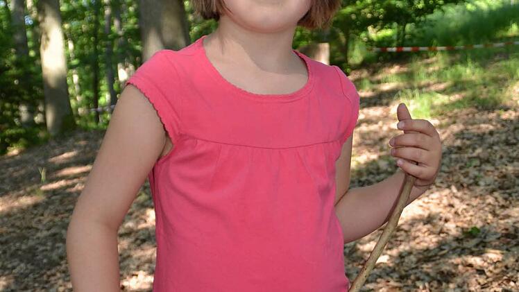 Pia: - "Dieser Baum hier ist mein Pferd. Damit kann ich überall hin reiten und auch Freunde mitnehmen".  Foto: kkh