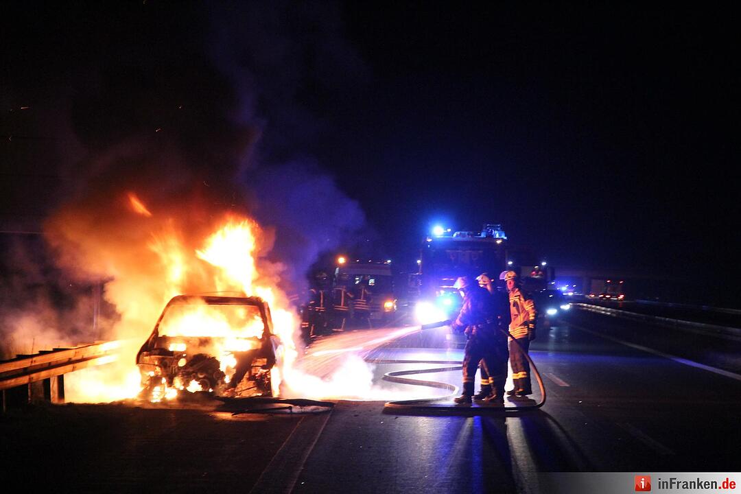 Auto geht auf A73  in Flammen auf