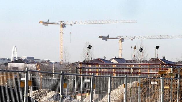 Bau-Boom in Herzogenaurach - im Foto die beiden gr&ouml;&szlig;ten Baustellen. Adidas im Vordergrund mit den vielen Kr&auml;nen, Puma im Hintergrund mit dem bereits bestehenden Pylonen der neuen Querung &uuml;ber die Umgehungsstra&szlig;e.  Foto: Michael Busch