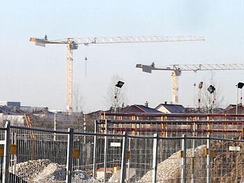 Bau-Boom in Herzogenaurach - im Foto die beiden größten Baustellen. Adidas im Vordergrund mit den vielen Kränen, Puma im Hintergrund mit dem bereits bestehenden Pylonen der neuen Querung über die Umgehungsstraße.  Foto: Michael Busch