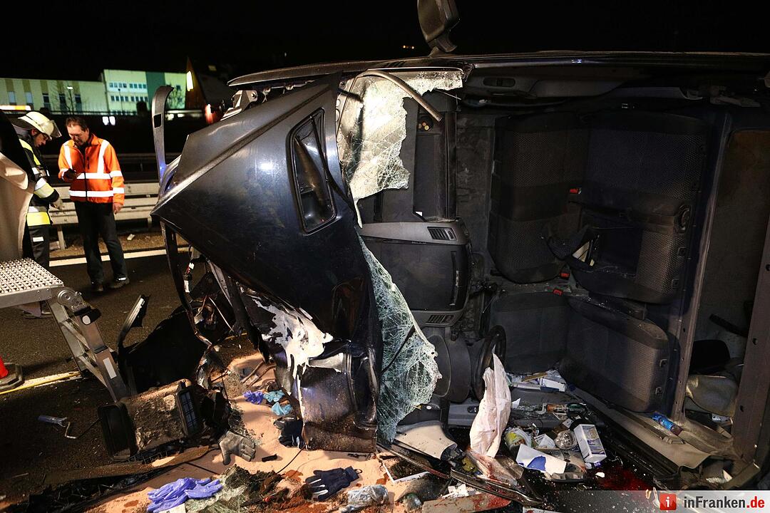 Kleintransporter prallt auf A9 auf Stauende – Ein Toter, ein Schwerverletzter