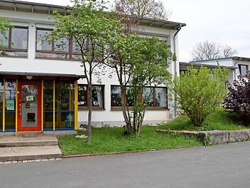 Nicht unerhebliche Summen sind im Litzendofer Haushalt 2017 für die Kinderbetreuung vorgesehen, unter anderem für die Erweiterung der Kindertagesstätte "Haus für Kinder am Ellerbach" in der alten Schule in Naisa. Foto: Andrea Spörlein