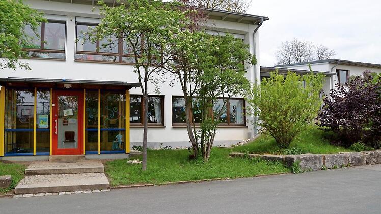 Nicht unerhebliche Summen sind im Litzendofer Haushalt 2017 für die Kinderbetreuung vorgesehen, unter anderem für die Erweiterung der Kindertagesstätte "Haus für Kinder am Ellerbach" in der alten Schule in Naisa. Foto: Andrea Spörlein