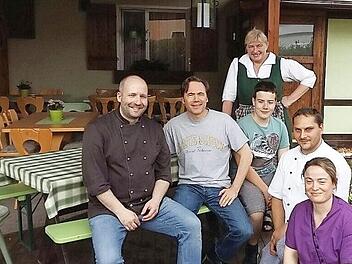 Frank Fröhmel (links) freute sich mit seiner Familie und Angestellten über den Besuch von Michael Bully Herbig. Foto: privat