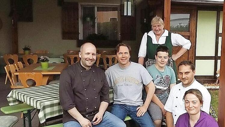 Frank Fröhmel (links) freute sich mit seiner Familie und Angestellten über den Besuch von Michael Bully Herbig. Foto: privat