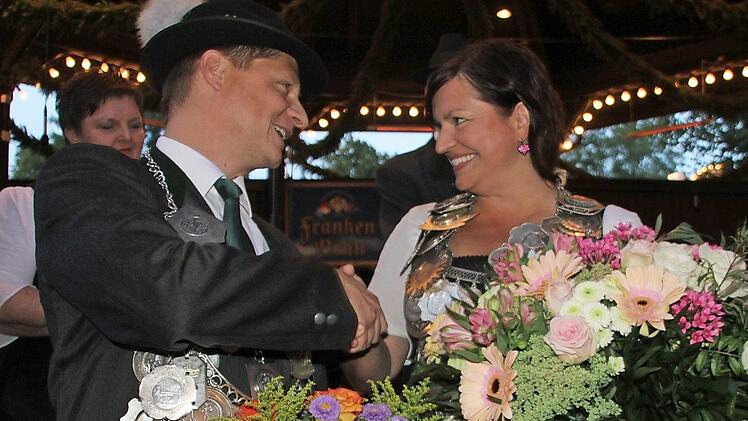 Regenten unter sich: Frank Jungkunz gratuliert Carolin Zipfel-Kempf. Foto: Veronika Schadeck