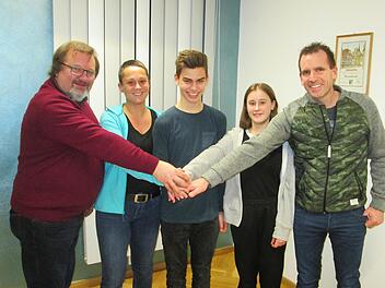 Gemeinde, Jugendbeauftragte und Jugendliche wollen bei der Gründung eines neuen Jugendzentrums Hand in Hand arbeiten (von links):  Vize-Bürgermeister Manfred Öftring, Steffi Schneider, Yannick Franz, Elena Eichel und René Gerner.            Foto: Winfried Ehling