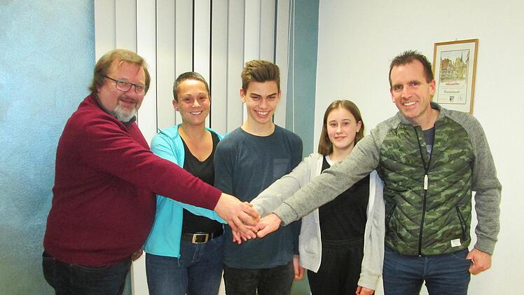 Gemeinde, Jugendbeauftragte und Jugendliche wollen bei der Gründung eines neuen Jugendzentrums Hand in Hand arbeiten (von links):  Vize-Bürgermeister Manfred Öftring, Steffi Schneider, Yannick Franz, Elena Eichel und René Gerner.            Foto: Winfried Ehling