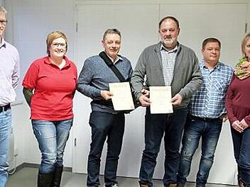Ehrungen gab es bei Hauptversammlung der Autenhaus"ner Musikanten. Von links: Konrad Keller, Kathrin Morgenroth, Bernhard Mey, Willi Kellner, Stefan Nietzsche und Sonja Meister. Foto: Bettina Knauth