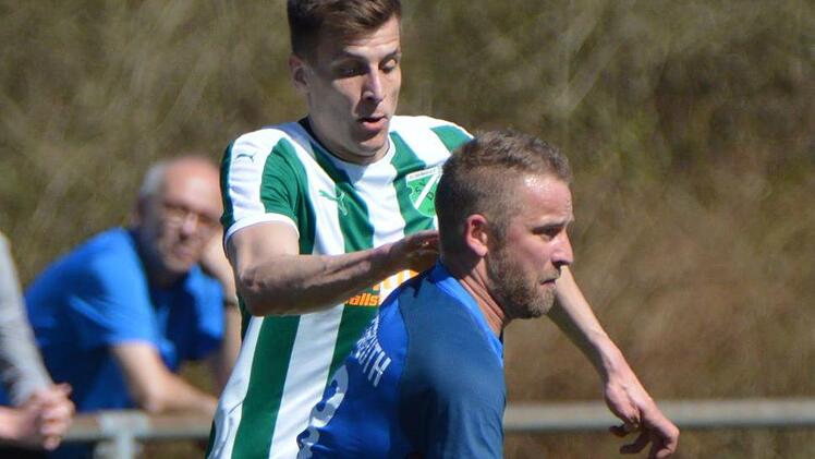 Der Lettenreuther Alexander Partsch (rechts), hier im Zweikampf mit Christian Reuß, erzielte für seine SpVgg in der Nachspielzeit den Siegtreffer! Foto: Gunther Czepera