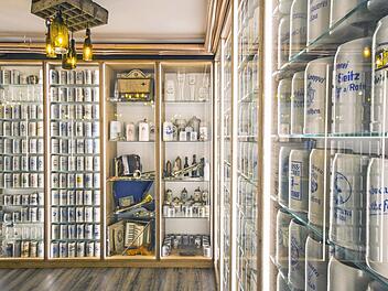 Im Weiherer Biermuseum sind neben geschichtlichem Brauerei-Inventar auch historische, zum Teil seltene Krüge zu bewundern. Foto: René Rupprecht