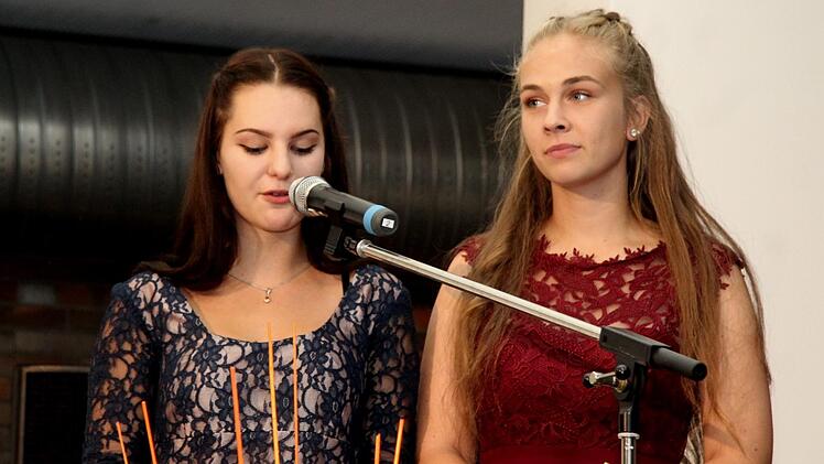 Die Schulsprecherinnen bei ihrer Abschiedsrede   Foto: Richard Sänger