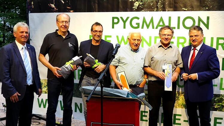 Landrat Klaus Peter Söllner (rechts) verteilte kleine Geschenke an (nach links) Siegfried Küspert, Alois Dechant, Gerd  Kammerer, und  Michael Schlie; links Bürgermeister Werner Diersch. Foto: Dieter Hübner