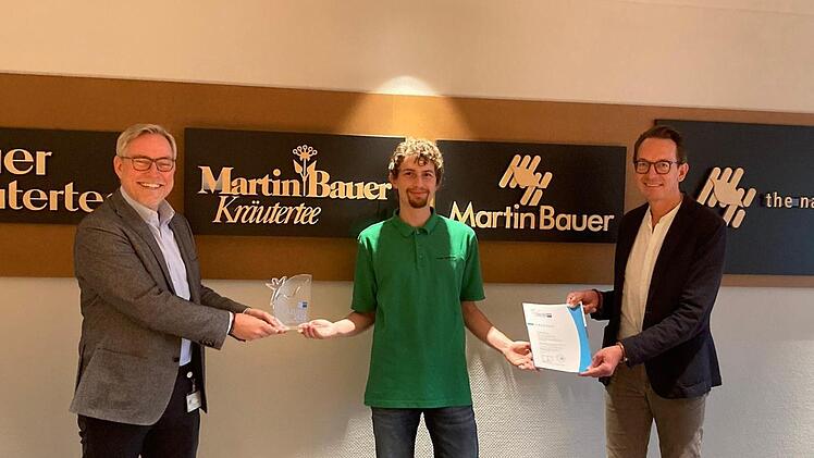 Tomas Deininger, Fachkraft für Lebensmitteltechnik (Martin Bauer Services GmbH & Co. KG, Vestenbergsgreuth) und IHK-Hauptgeschäftsführer Markus Lötzsch (links) sowie Stefan Kastner (rechts), Leiter Geschäftsbereich Berufsbildung Foto: IHK