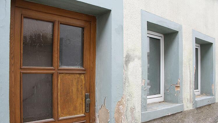 Fenster lässt Karin Wolfrum nicht mehr ersetzen: Abwaschbares Holz - das ist ihre pragmatische Lösung auf die ständigen Ekel-Attacken der Feier-Lustigen. Foto: Sonny Adam
