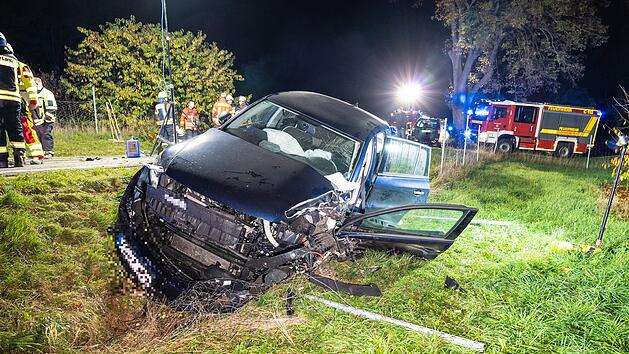Auto prallt gegen Anh&auml;nger von Traktor: Zwei Personen schwer verletzt