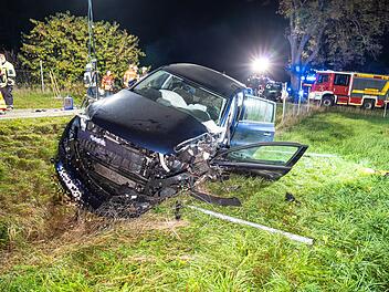 Auto prallt gegen Anhänger von Traktor: Zwei Personen schwer verletzt
