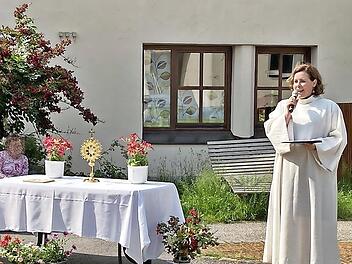 In den Innenhöfen im Kloster Maria Bildhausen fand am Fronleichnamstag ein besonderer Gottesdienst zu diesem Hochfest der katholischen Kirche statt. Im Mittelpunkt stand die Monstranz mit der großen Hostie.