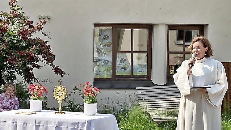In den Innenhöfen im Kloster Maria Bildhausen fand am Fronleichnamstag ein besonderer Gottesdienst zu diesem Hochfest der katholischen Kirche statt. Im Mittelpunkt stand die Monstranz mit der großen Hostie.