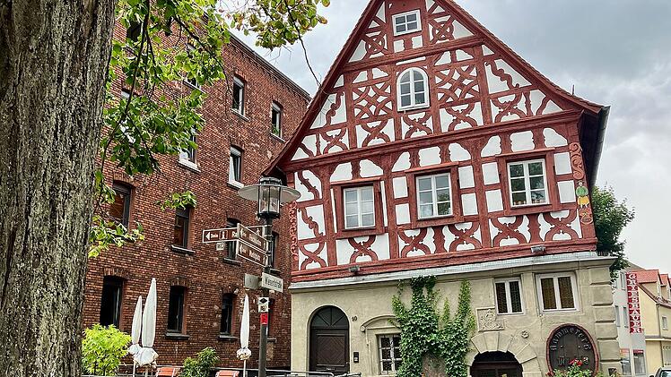 Das schiefe Haus in Forchheim neigt sich zwar zum Fluß, steht aber trotzdem immer noch stabil.