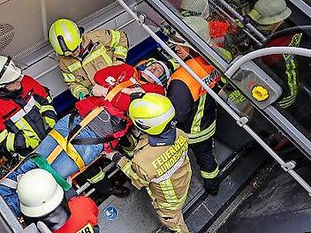 Die Feuerwehr muss Verletzte bergen.