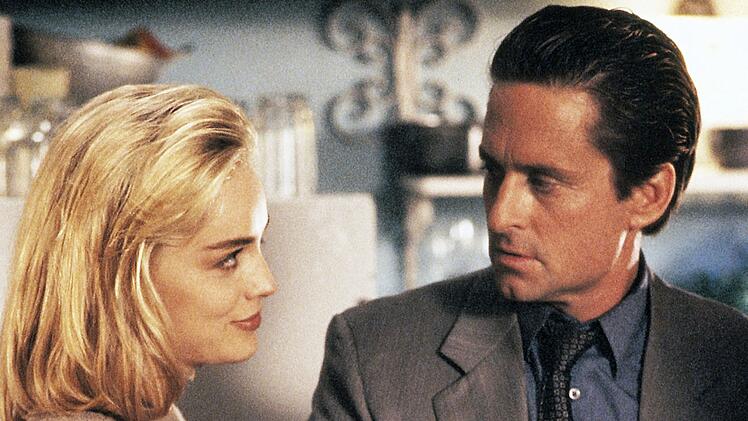 Nicht gerade das, was man professionelle Distanz nennt: Detective Nick Curran (Michael Douglas) ist der dringend mordverd&auml;chtigen Catherine Tramell (Sharon Stone) hemmungslos verfallen.