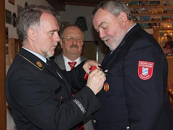 Helmut Opel (rechts) wurde für 40 Jahre Dienstzeit von Kreisbrandrat Joachim Ranzenberger (links) und dem weiteren Stellvertreter des Landrats Bernd Steger geehrt.  Fotos: Veronika Schadeck