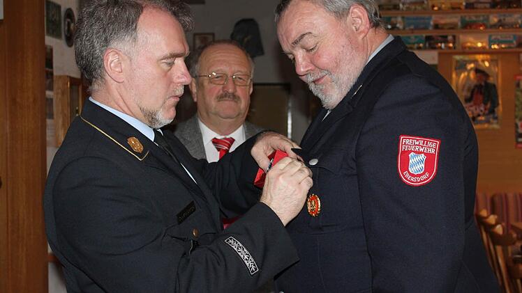 Helmut Opel (rechts) wurde für 40 Jahre Dienstzeit von Kreisbrandrat Joachim Ranzenberger (links) und dem weiteren Stellvertreter des Landrats Bernd Steger geehrt.  Fotos: Veronika Schadeck