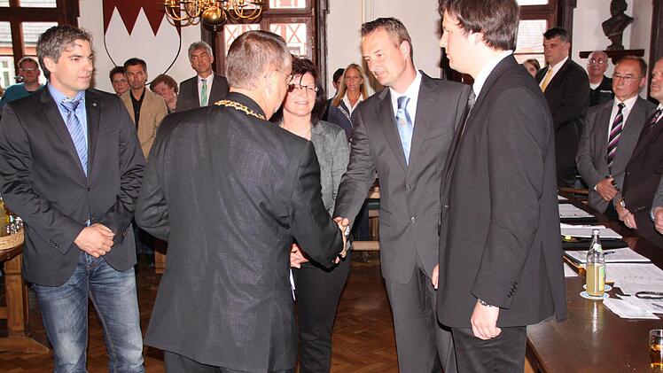 Der Bürgermeister heißt die neuen Räte willkommenFoto: Matthias Einwag