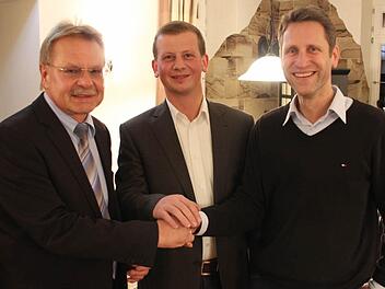 Zwei neue Kräfte begrüßte Vorsitzender Wolfgang Beiergrößlein (links) im Vorstand der Freien Wähler Kronach: Zweiten Vorsitzenden Jens Schick (rechts) und Kassierer Uwe Detsch.  Foto: Friedwald Schedel