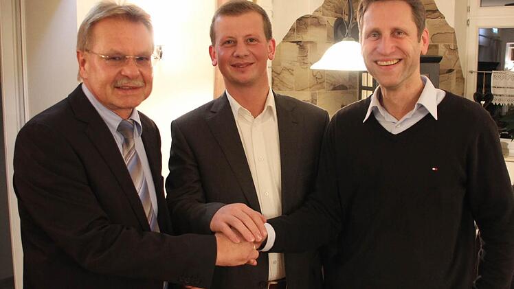 Zwei neue Kräfte begrüßte Vorsitzender Wolfgang Beiergrößlein (links) im Vorstand der Freien Wähler Kronach: Zweiten Vorsitzenden Jens Schick (rechts) und Kassierer Uwe Detsch.  Foto: Friedwald Schedel