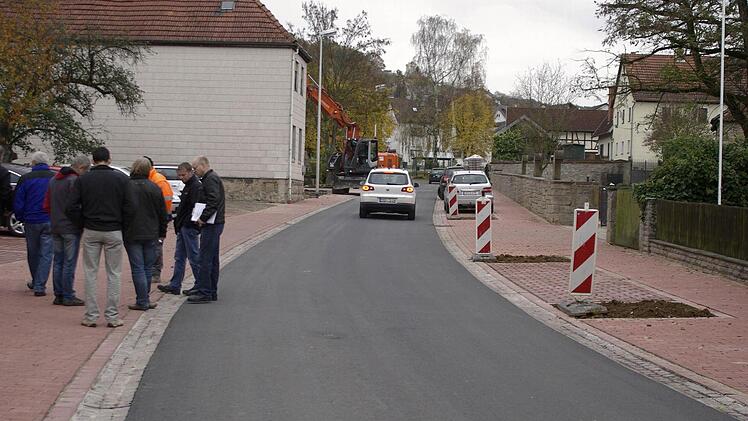 Mit der verringerten Fahrbahnbreite in der Friedhofsstraße soll eine langsamer Fahrweise und damit eine Verkehrsberuhigung einhergehen.