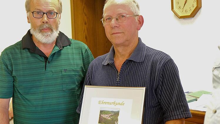Josef Diez ist seit 40 Jahren Feldgeschworener. Bürgermeister August Weingart gratulierte. Foto: Gerd Schaar