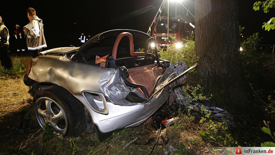Porsche schleudert in Waldstueck und zerreisst in zwei Teile - Fahrer tot