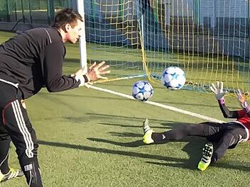 Torwarttrainer Christian Hoderlein, der zu Beginn der Saison vom SC Kühlenfels nach Eckenhaid gekommen war kümmerte sich in Kroatien um Keeper Kai Dillinger (Neuzugang vom SV Schwaig)  Foto: SC Eckenhaid