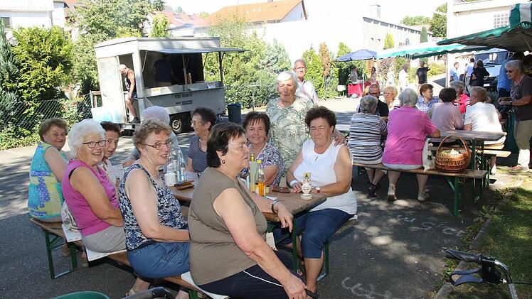 Für diese Seniorinnen ist der Wochenmarkt ein wichtiger Treffpunkt. Foto: Michael Stelzner