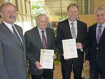 Landrat Oswald Marr (r.) zeichnet die Kreissieger Windheim und Hirschfeld aus (v. l.): Gartenbaukreisvorsitzender Fritz Pohl, Wendelin Vetter (Windheim) und Bürgermeister Klaus Löffler. Foto: Gerd Fleischmann