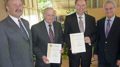 Landrat Oswald Marr (r.) zeichnet die Kreissieger Windheim und Hirschfeld aus (v. l.): Gartenbaukreisvorsitzender Fritz Pohl, Wendelin Vetter (Windheim) und Bürgermeister Klaus Löffler. Foto: Gerd Fleischmann