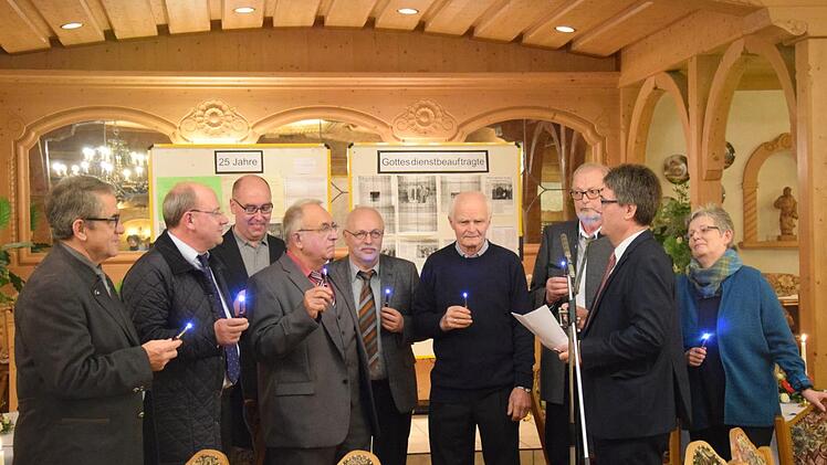 Bernhard Hopf überreicht den Jubilaren ihren Licht-Kugelschreiber. Foto: Horst Conze