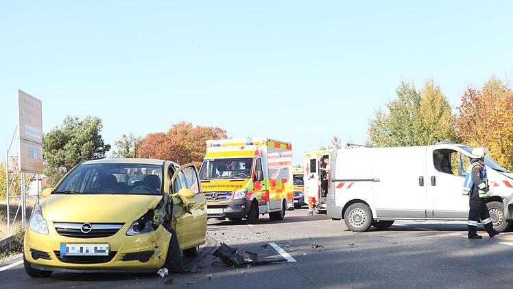 Drei Menschen wurden bei dem Unfall verletzt. Foto: NEWS5 / Haag